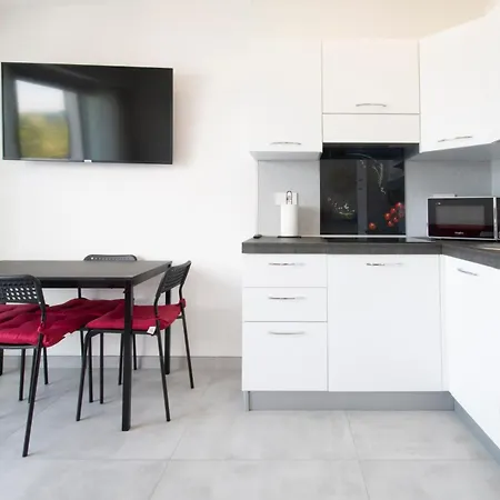 Bella Vista Con Piscina - Lakeside Leisure & Business Apartment