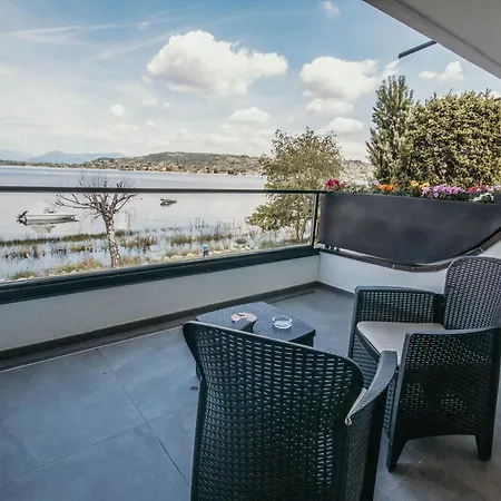 Bella Vista Con Piscina - Lakeside Leisure & Business Apartment *